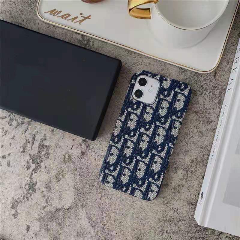 Casing iPhone berbahan kain bordir merek fashion