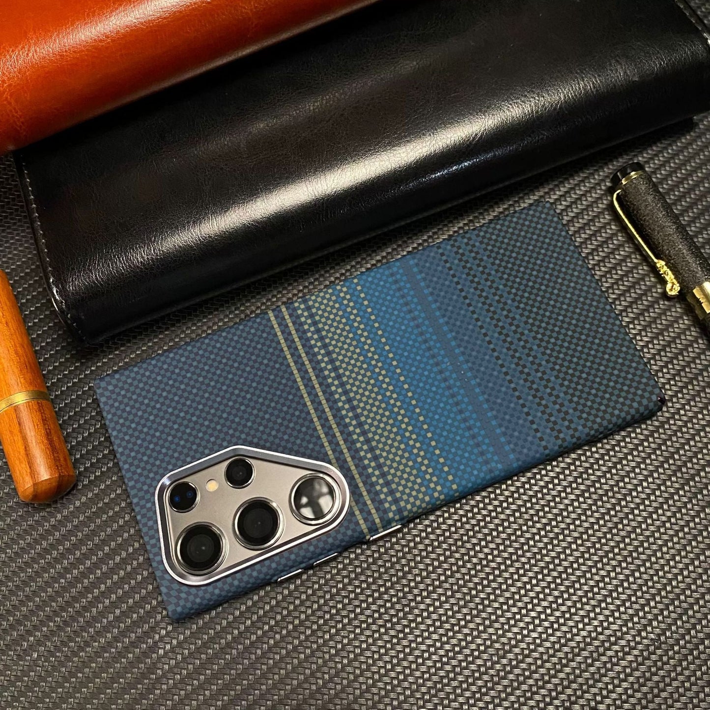 Casing Ponsel Magnetik Samsung Serat Karbon Kevlar Bercahaya