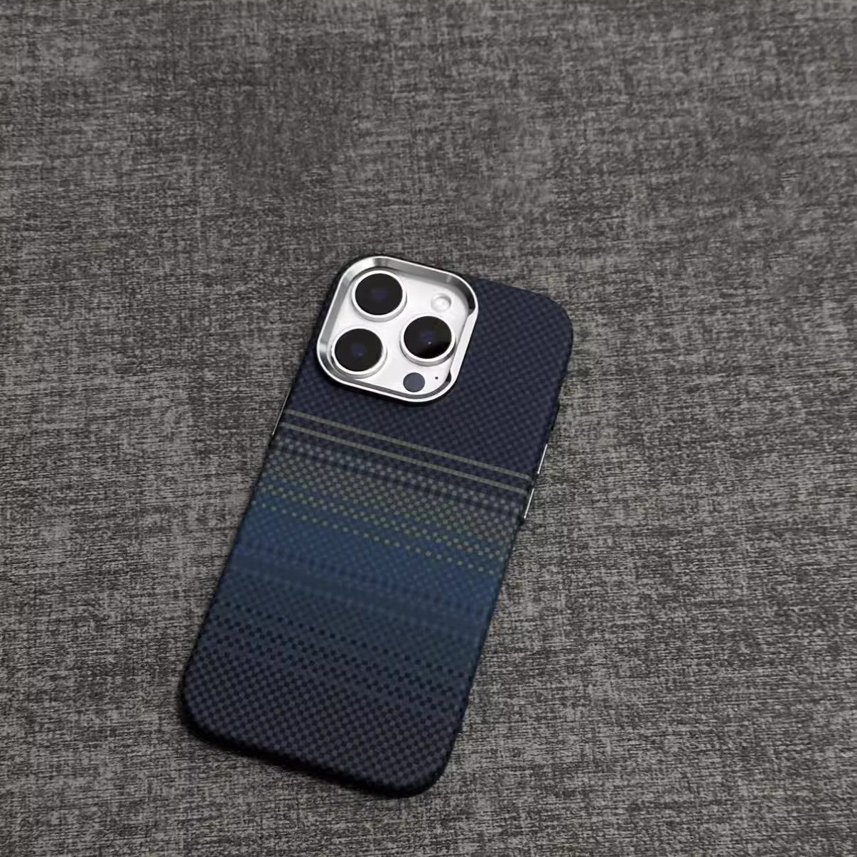 Casing iPhone Magnetik Serat Karbon Kevlar Bercahaya