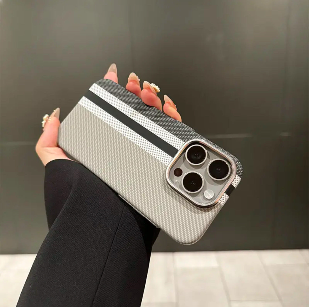 Casing iPhone Magnetik Serat Karbon Kevlar Bercahaya