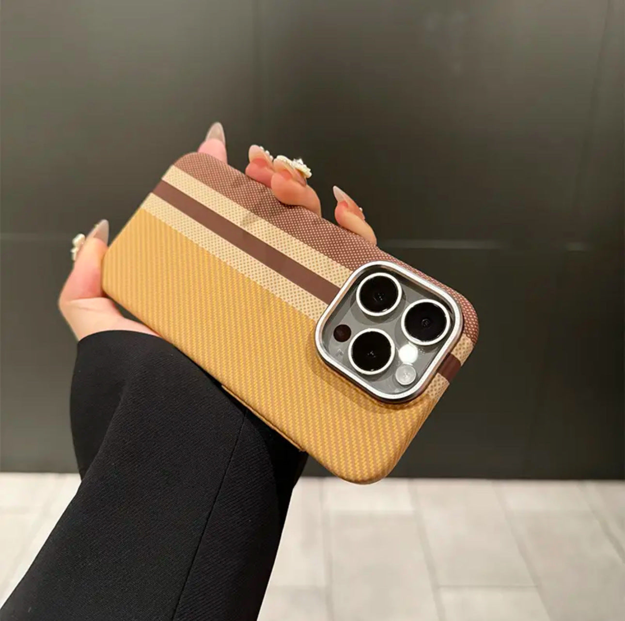 Casing iPhone Magnetik Serat Karbon Kevlar Bercahaya