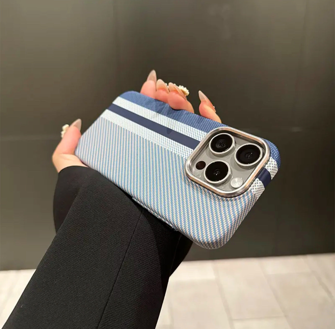 Casing iPhone Magnetik Serat Karbon Kevlar Bercahaya