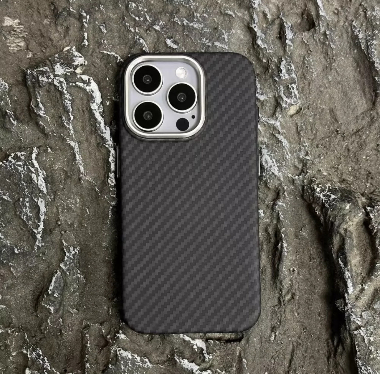 Casing iPhone Magnetik Serat Karbon Kevlar Bercahaya