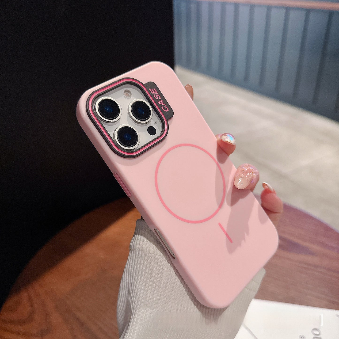 Casing iPhone magnetik warna kontras lingkaran tipis yang terasa seperti kulit