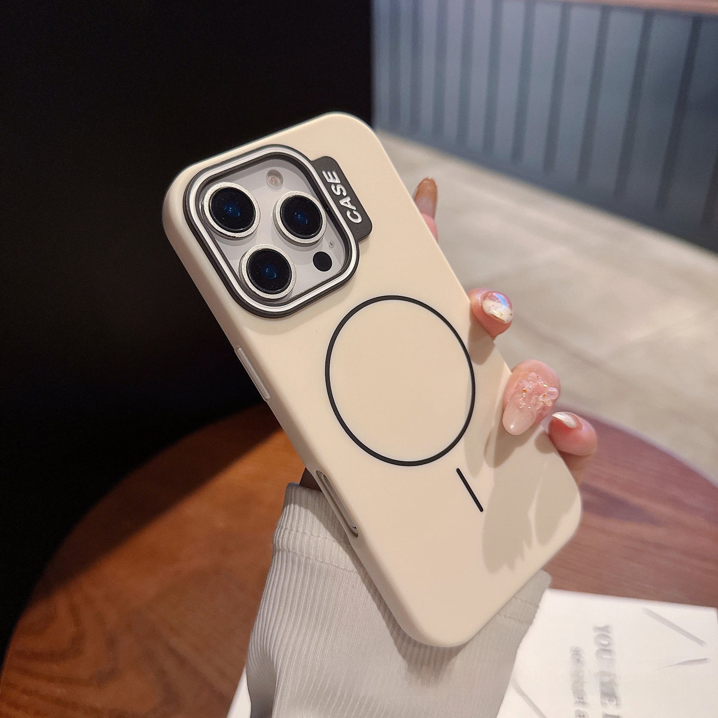 Casing iPhone magnetik warna kontras lingkaran tipis yang terasa seperti kulit