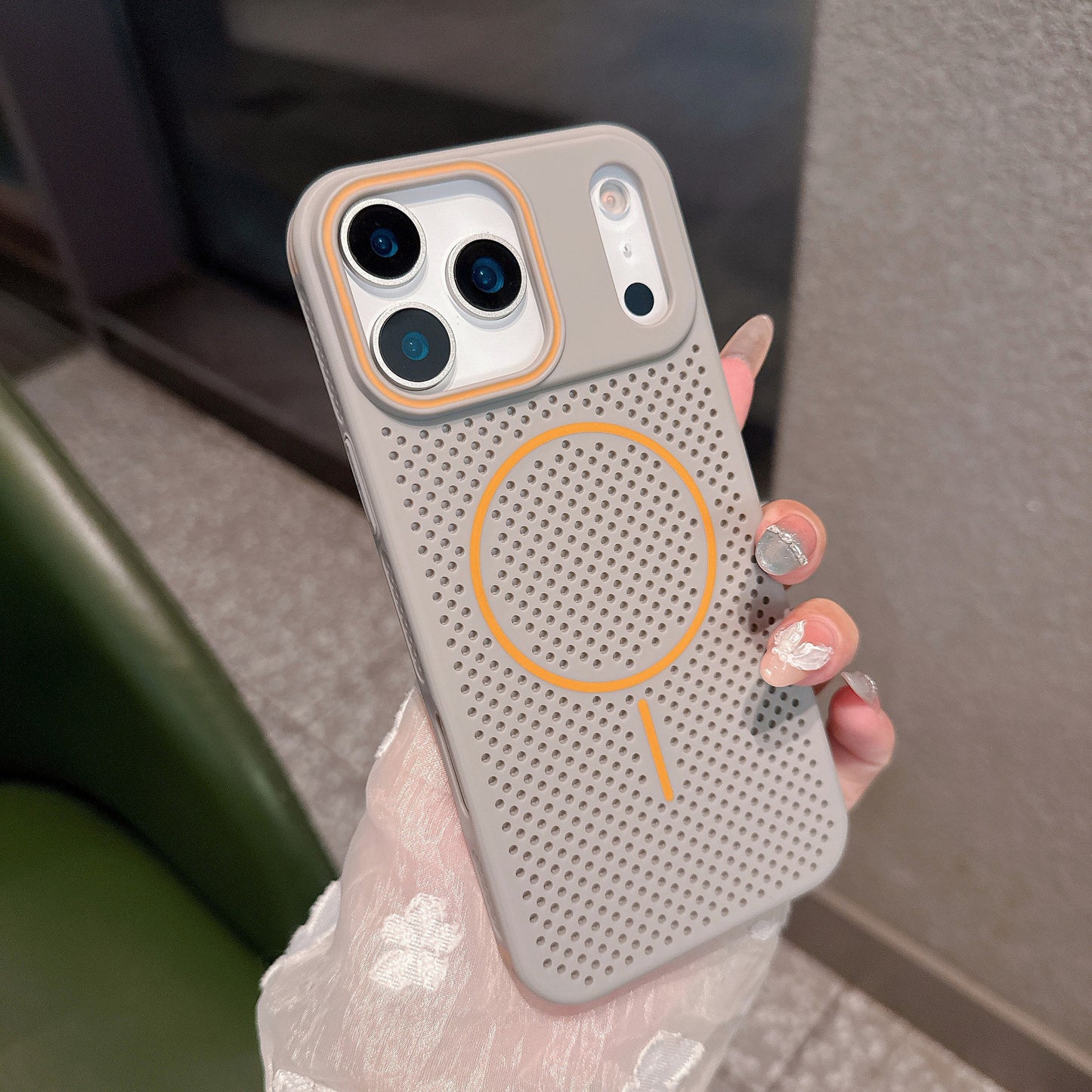 Casing iPhone magnetik warna-warni yang kreatif