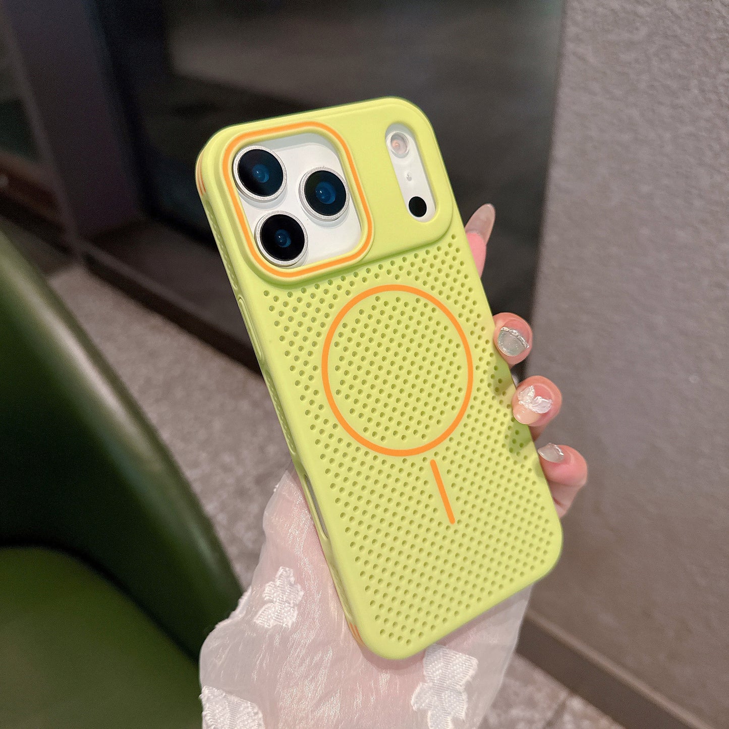 Casing iPhone magnetik warna-warni yang kreatif