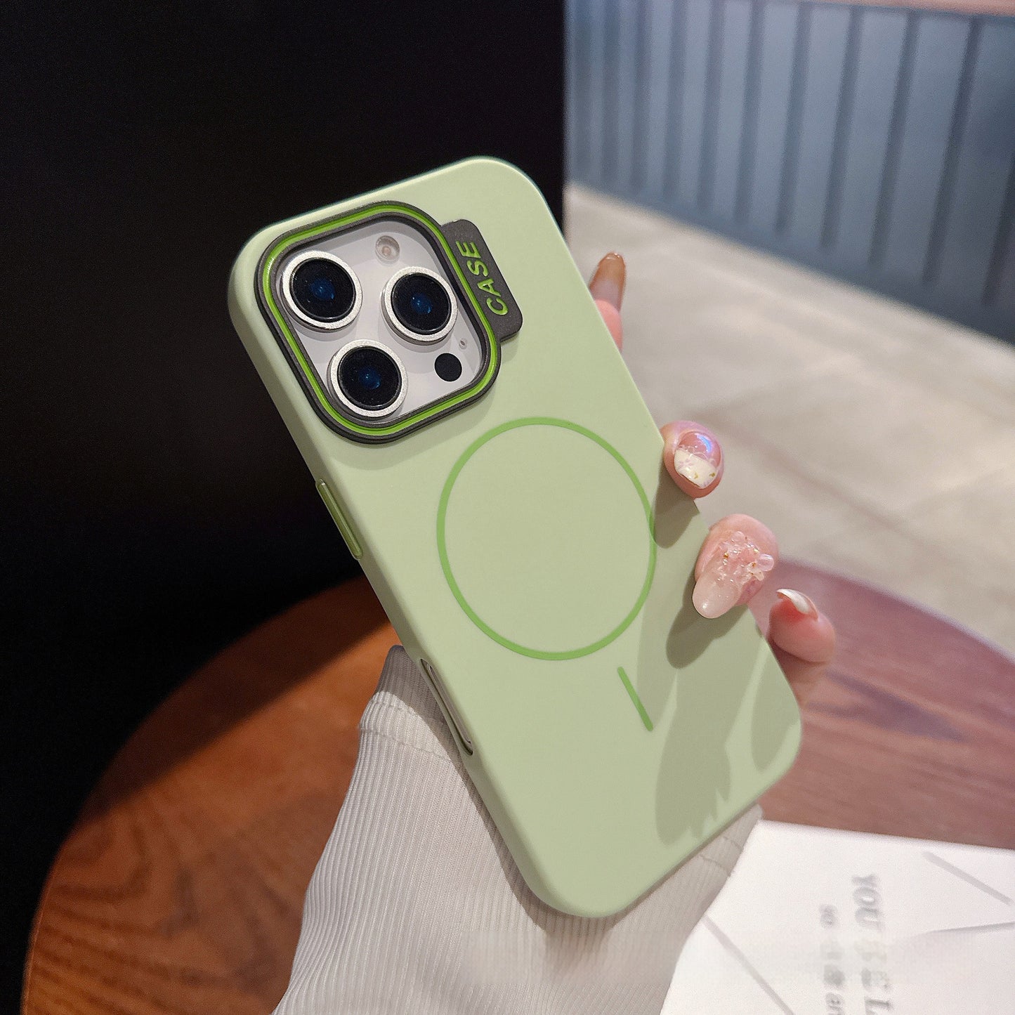 Casing iPhone magnetik warna kontras lingkaran tipis yang terasa seperti kulit