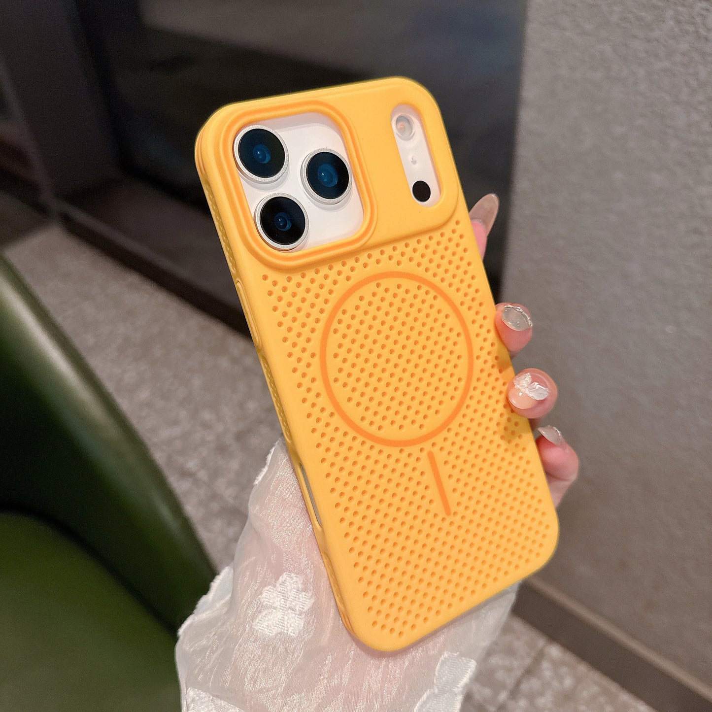Casing iPhone magnetik warna-warni yang kreatif