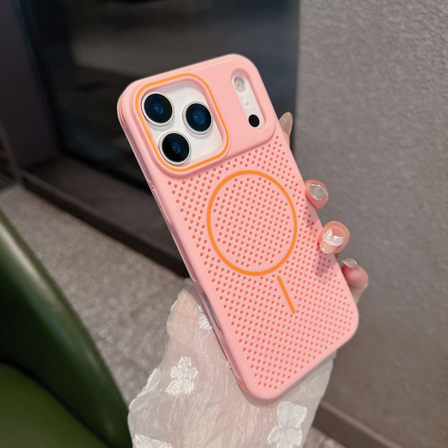 Casing iPhone magnetik warna-warni yang kreatif