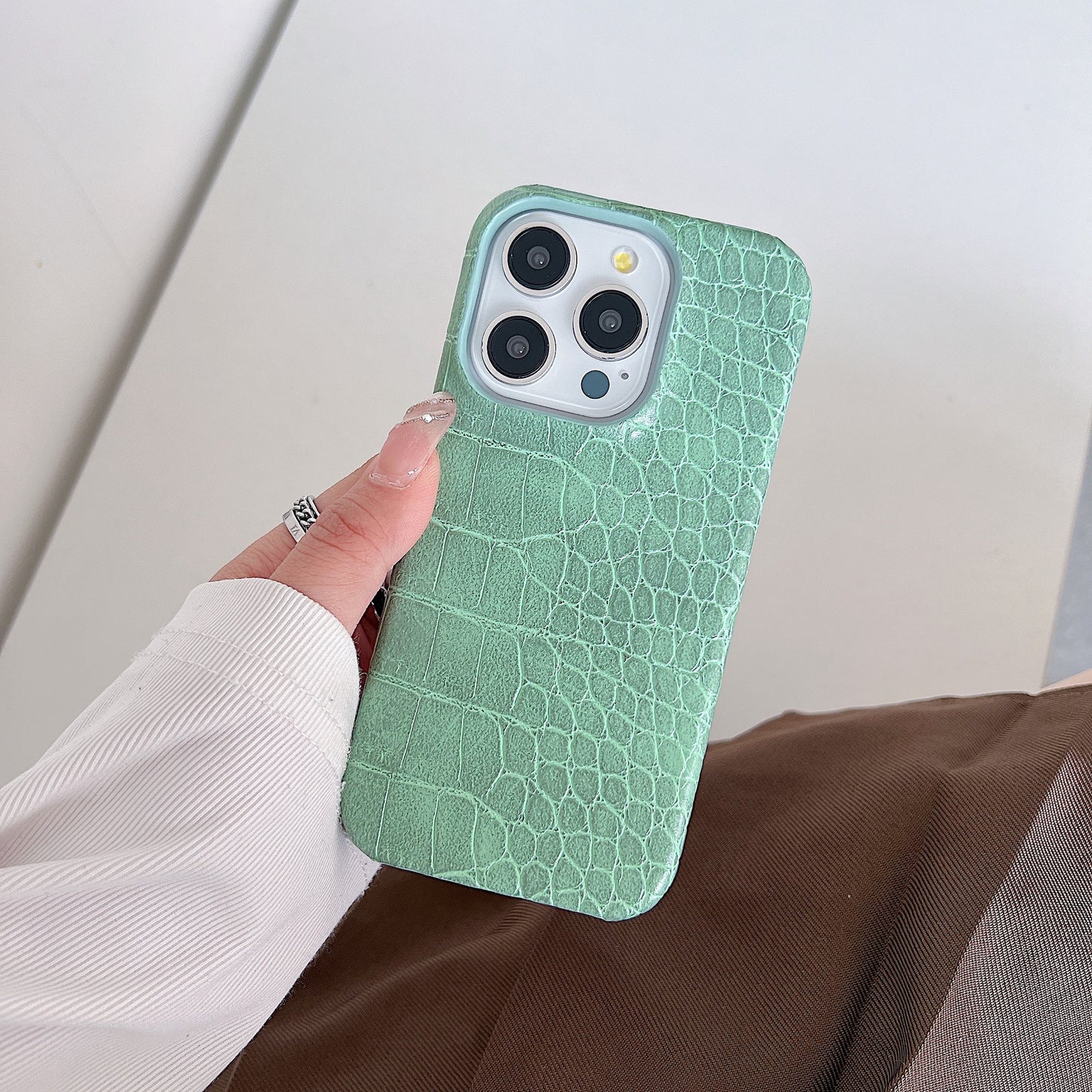 Casing ponsel Apple setengah cakupan bermotif buaya premium