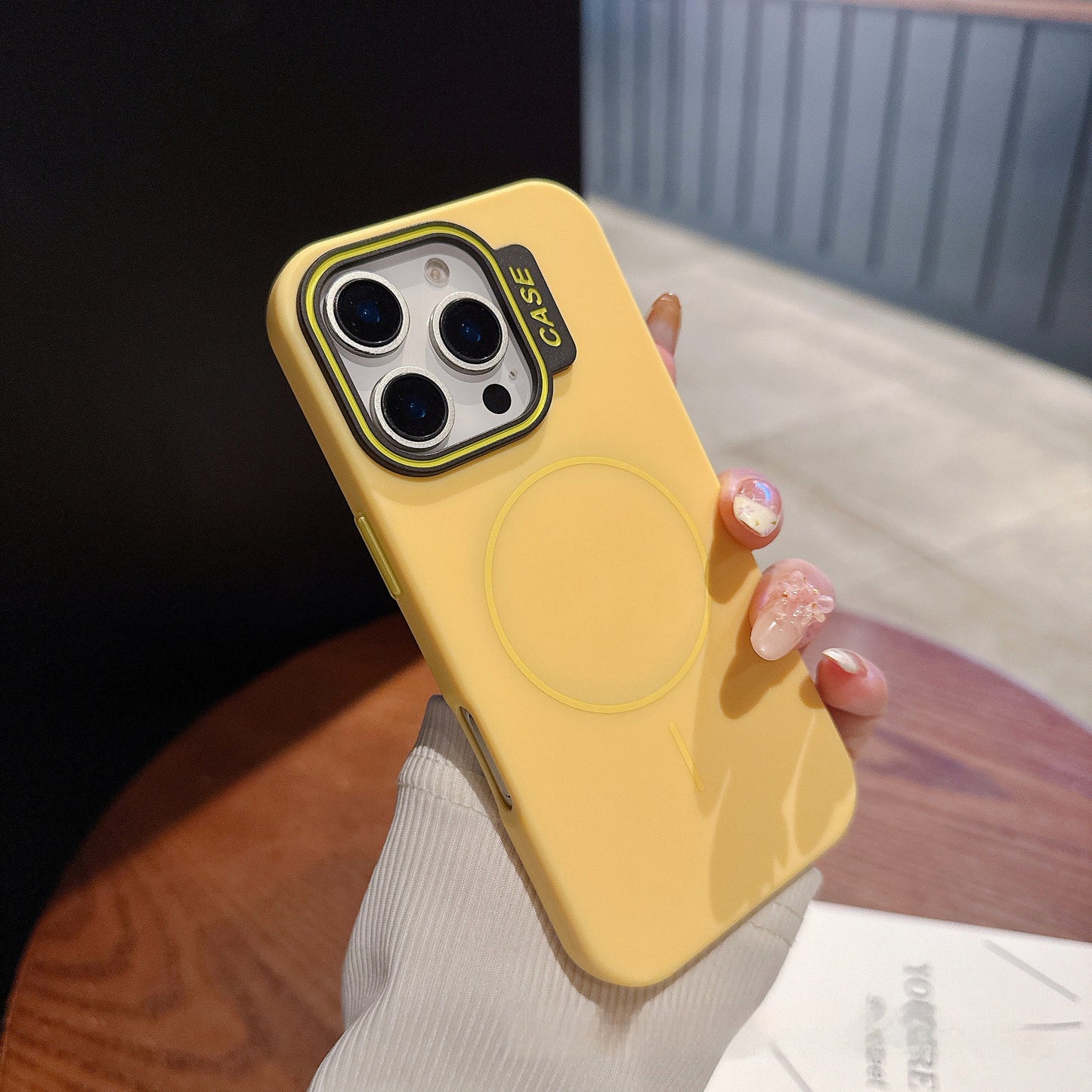 Casing iPhone magnetik warna kontras lingkaran tipis yang terasa seperti kulit