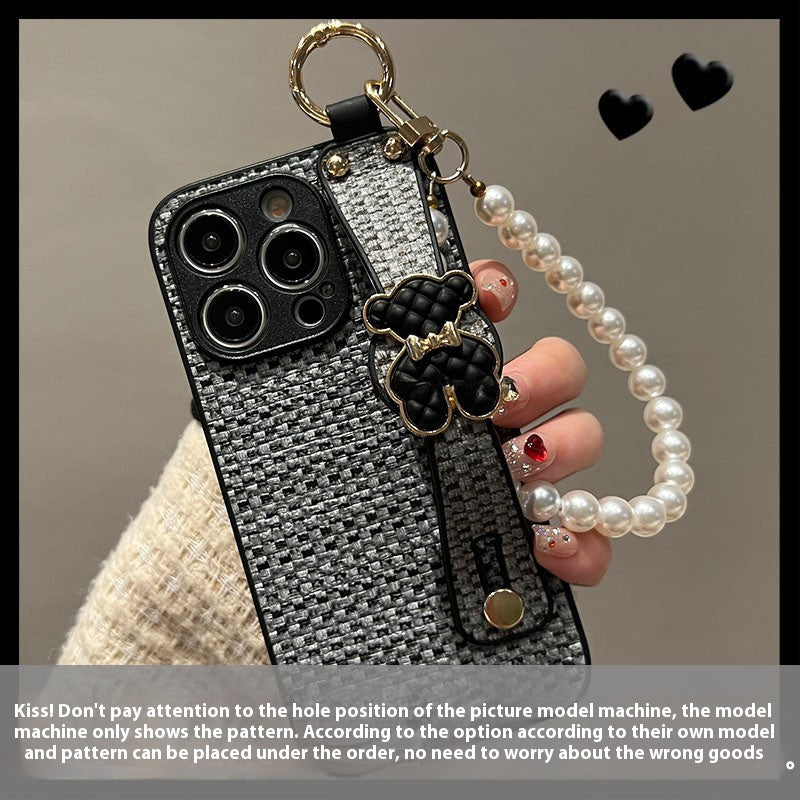 Casing ponsel kulit kepang gaya Chanel dengan motif beruang dan apel