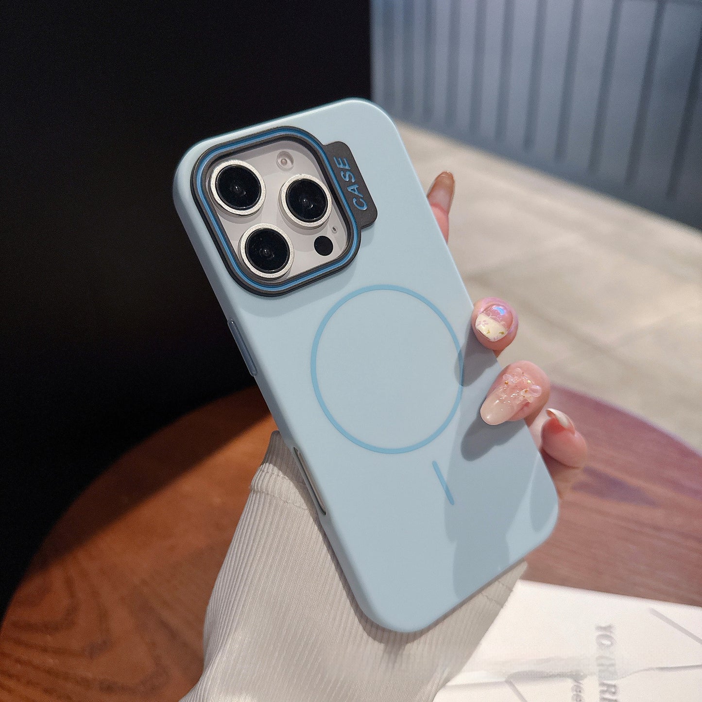 Casing iPhone magnetik warna kontras lingkaran tipis yang terasa seperti kulit