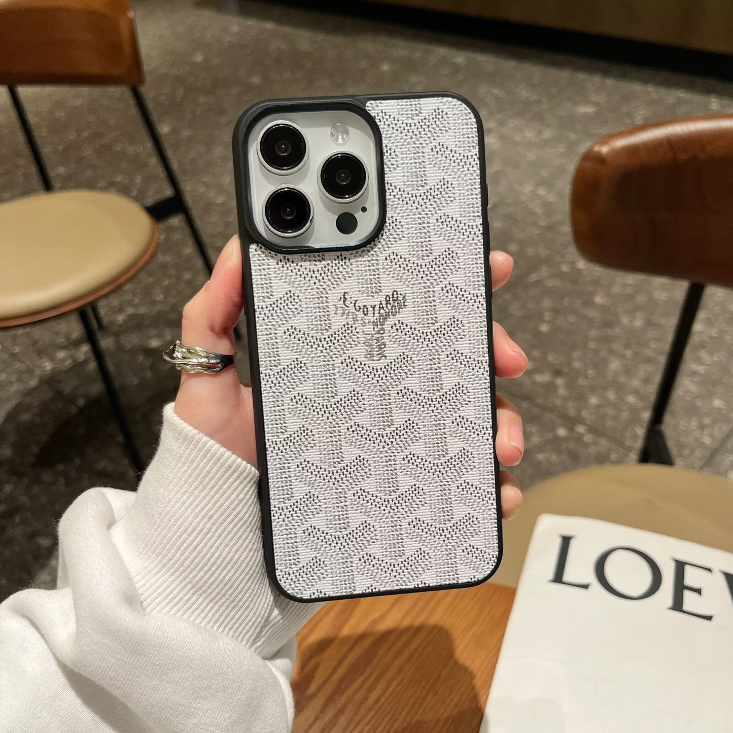 Full-coverage dog tooth Apple phone case