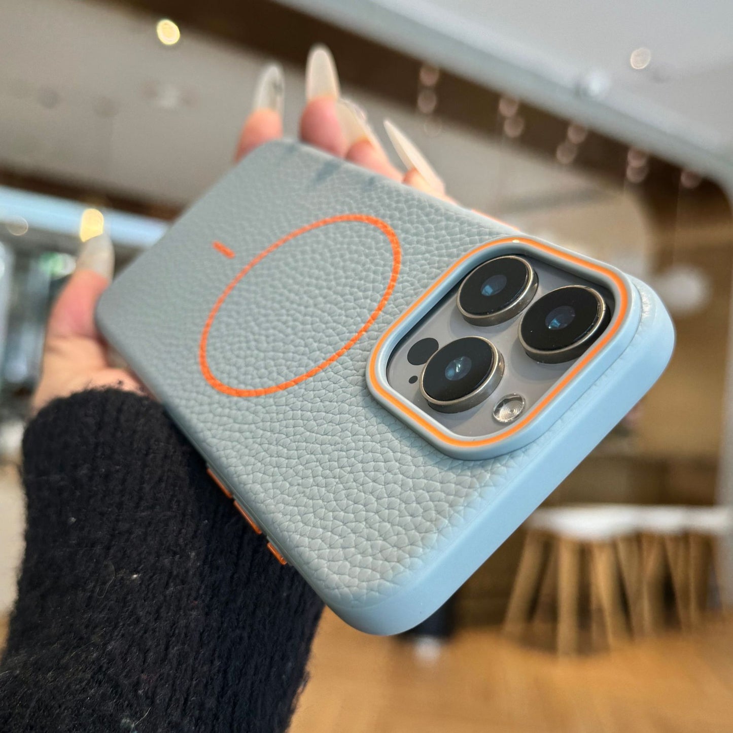 Casing iPhone magnetik lingkaran halus bermotif leci