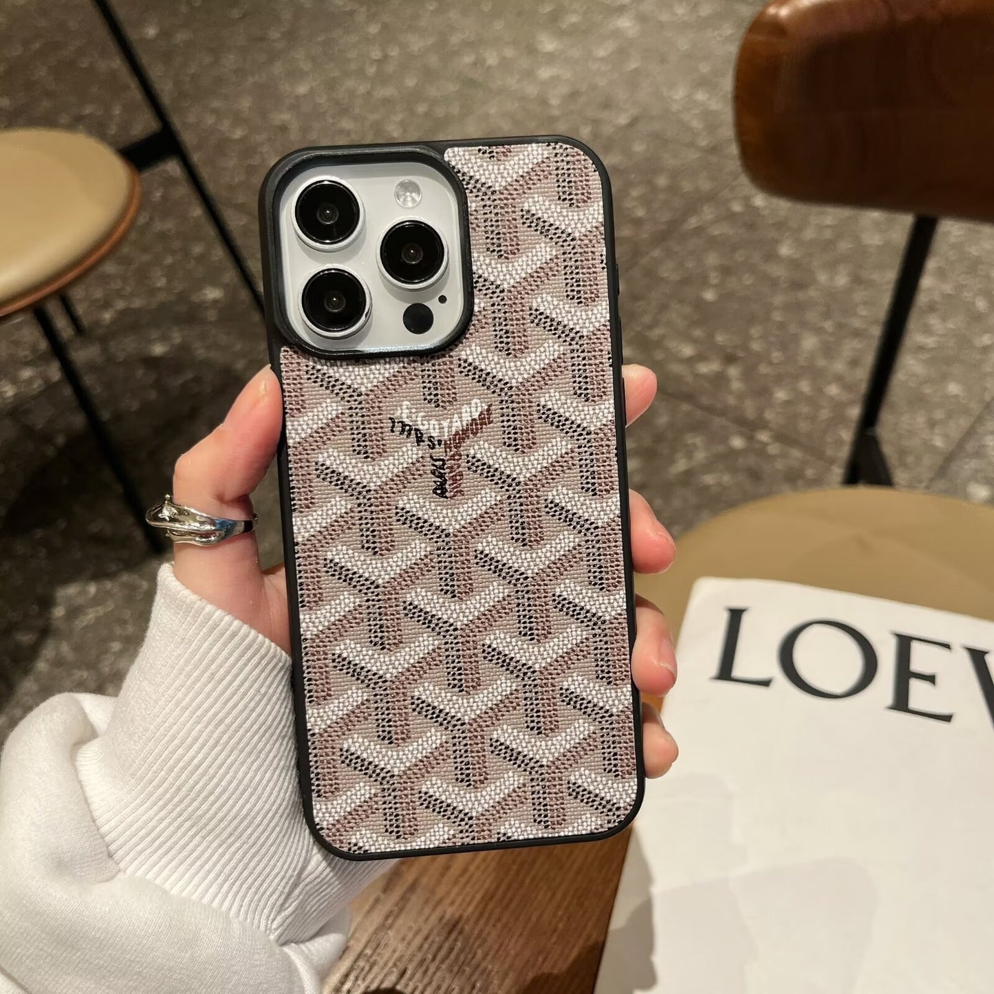 Full-coverage dog tooth Apple phone case