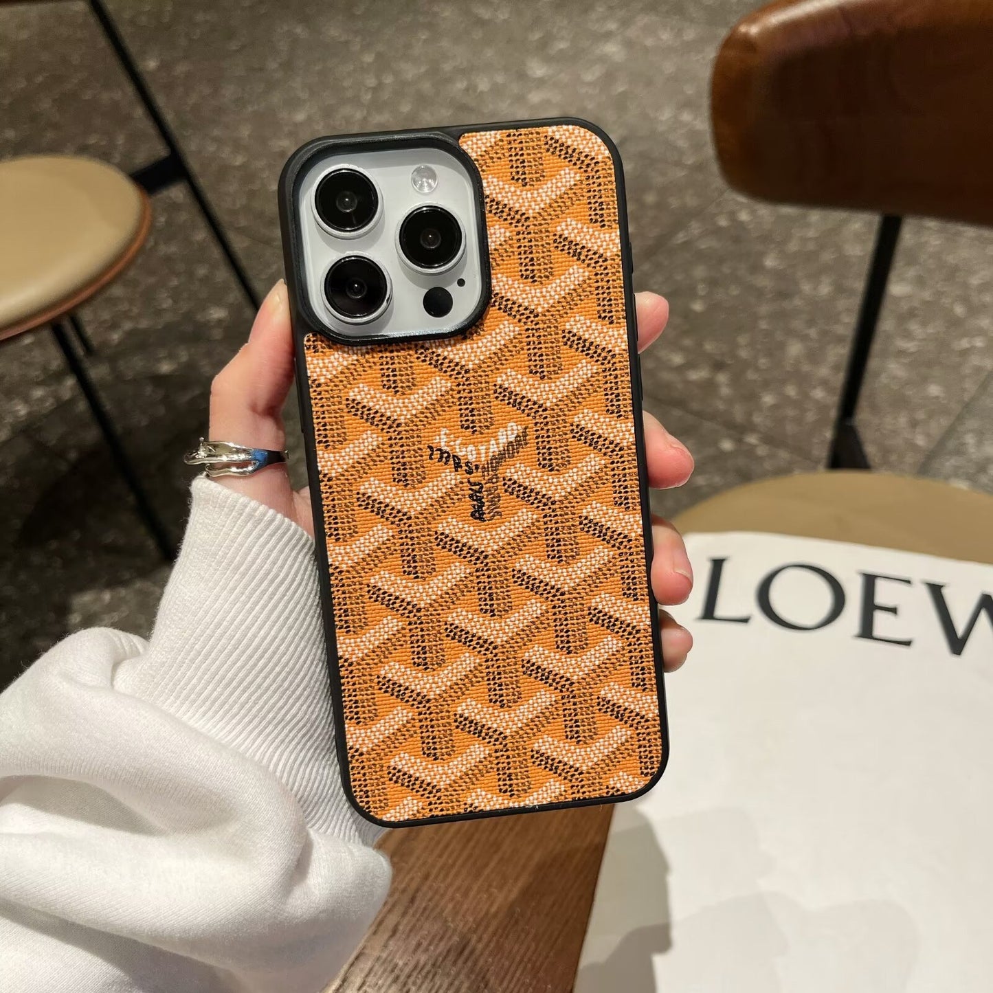 Full-coverage dog tooth Apple phone case
