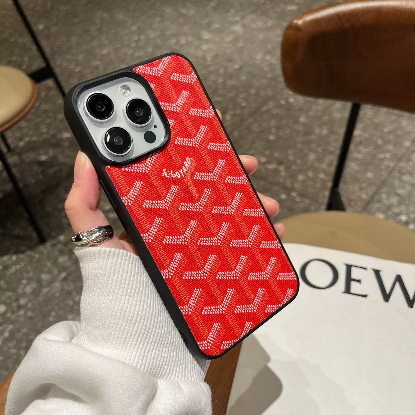 Full-coverage dog tooth Apple phone case