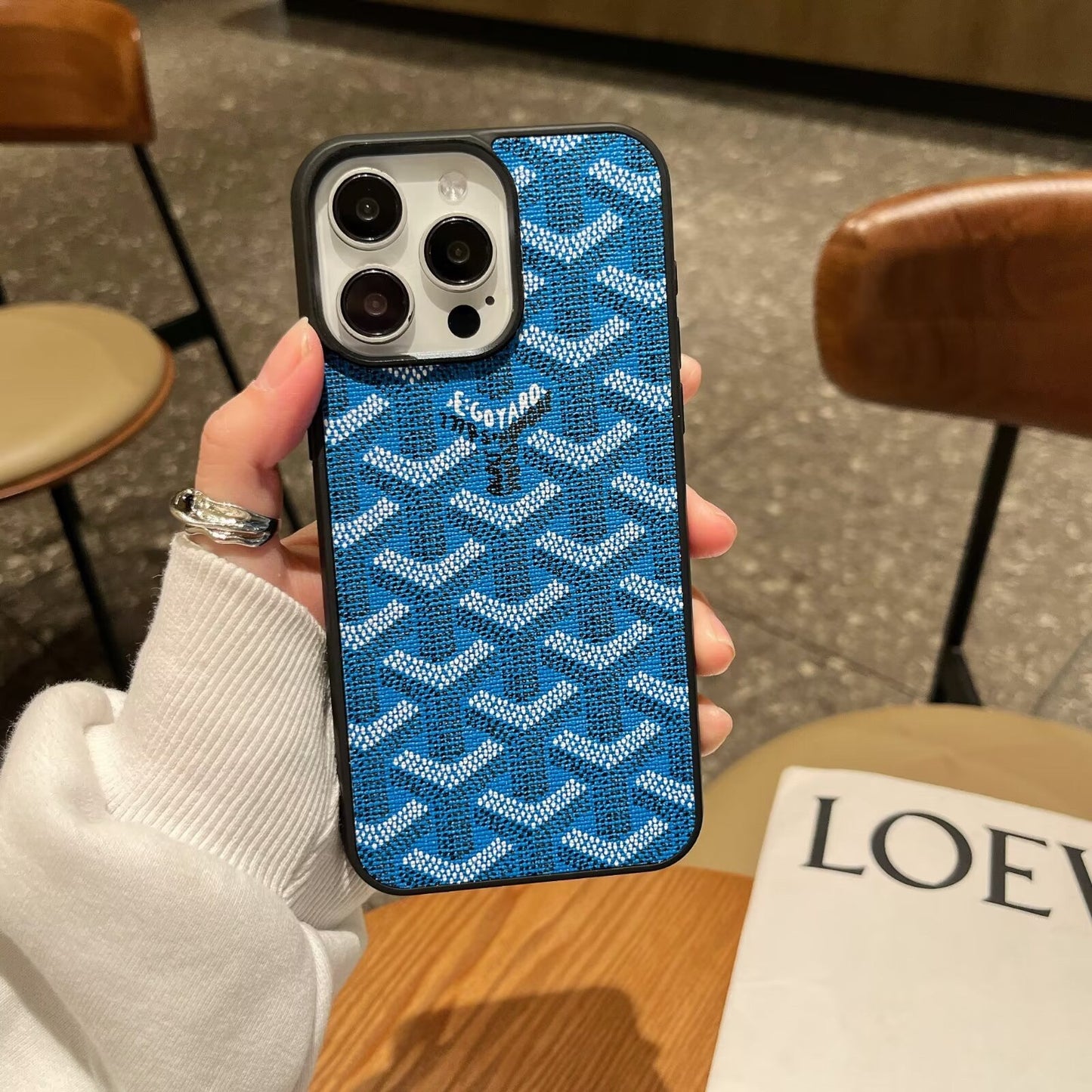 Full-coverage dog tooth Apple phone case